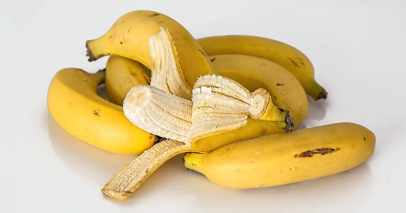 What should you not store near bananas?